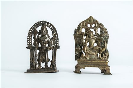Due piccole sculture in ottone una raffigurante Shiva e Parvhati seduti su una base con piedini mossi e l'altra raffigurante Vishnu. India, secolo XIX