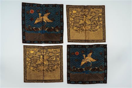 ☼ Quattro banner “buzi” in seta finemente ricamata da funzionario civile di primo rango, di cui due interamente tessuti con fili metallici dorati su fondo scuro e due con sole in perline di corallo. Cina, dinastia Qing, secolo XIX