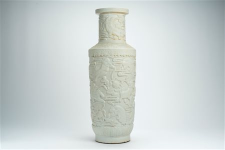 Grande vaso rouleau in porcellana bianca, decorato a rilievo con animali fantastici, nuvole e motivi ruyi, inizi secolo XX