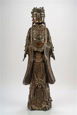 Grande figura stante in bronzo cesellato, con tracce di doratura e laccatura, raffigurante Longnü (龙女), la Figlia del Drago. Cina, dinastia Ming, secolo XVI/XVII