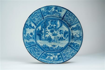 Piatto in maiolica bianca e blu decorato con figure entro riserve. Delft, secolo XVIII