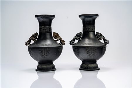 Coppia di vasi biansati in bronzo cesellati a motivo di fenici stilizzate e qilin, recanti marchio apocrifo Qianlong. Cina, secolo XIX
