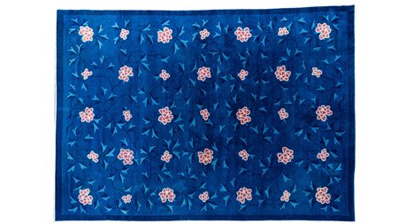 Tappeto Decò a fondo blu interamente decorato con rami di foglie e fiori di loto. Cina, 1940 circa