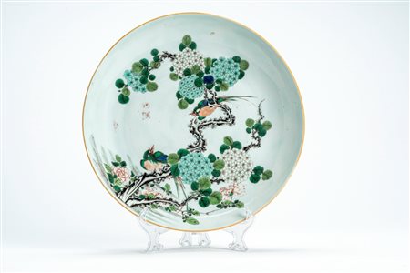 Piatto famiglia verde decorato con arbusto fiorito e uccellini. Cina, secolo XVIII
