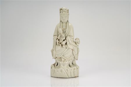 Scultura in porcellana bianca raffigurante Guanyin con bambino. Cina, fine dinastia Qing