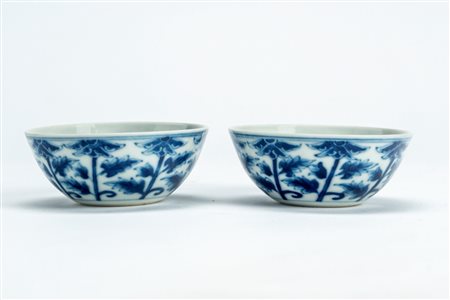 Coppia di tazzine in porcellana bianca e blu, recanti marchio WanShou. Cina, inizi secolo XX