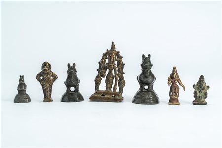 Lotto di sette piccolissime sculture in ottone/bronzo raffiguranti divinità indiane di cui tre pesi. India, secolo XIX