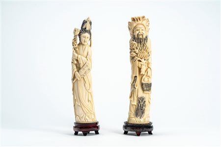 ☼ Due sculture in avorio, una raffigurante una dama dalle lunghe vesti con ventaglio e ramo fiorito e l’altra un saggio con cestino e fiore di loto. Cina, inizi secolo XX