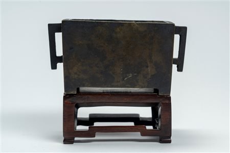 Piccolo incensiere biansato in bronzo, di forma quadrata, recante marchio apocrifo Xuande. Cina, secolo XVIII