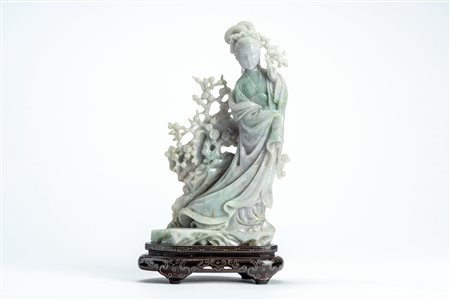 Scultura in giadeite raffigurante una dama dalle lunghe vesti appoggiata a un tronco fiorito. Cina, secolo XX.