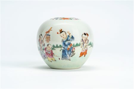 Sciacquapennelli in porcellana bianca, decorato in policromia con figure di bambini in paesaggio, recante marchio Jun Sheng Xing Xiang. Cina, periodo della Repubblica (1912–1949)