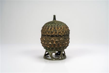 Contenitore in bronzo con coperchio, con tracce di doratura e a forma di pigna. Cina, dinastia Qing (1644–1911)