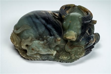 Intaglio in giada marezzata e con russet raffigurante bufalo accovacciato con cane di Fo. Cina, secolo XVIII