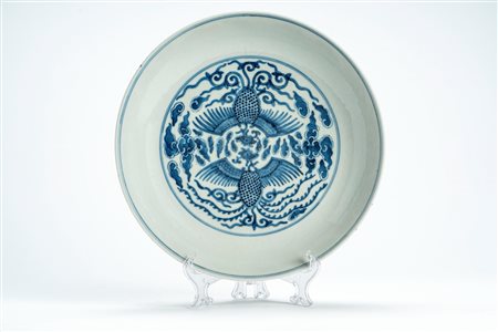 Piatto in porcellana bianca e blu, recante marchio apocrifo Guangxu. Cina, inizi secolo XX