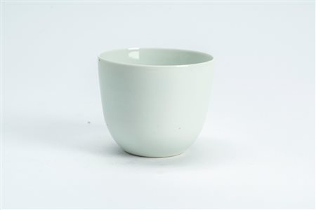 Tazzina in porcellana bianca, recante marchio apocrifo Qianlong. Cina, inizi secolo XX