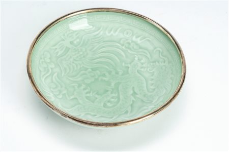 Piattino celadon decorato con drago a cinque artigli e fenice, recante marchio apocrifo Yongzheng, con montatura in argento. Cina, secolo XX