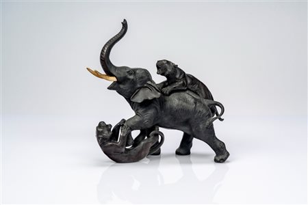 ☼ Scultura crisoelefantina raffigurante un elefante che lotta con belve. Giappone, periodo Meiji, inizi secolo XX