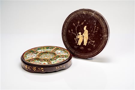 Scatola rotonda in lacca decorata con figure, contenente sei piattini in porcellana di Canton famiglia rosa. Cina, inizi secolo XX