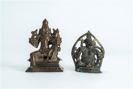 Due piccole sculture in ottone/bronzo una raffigurante Ganesha e l'altra raffigurante Narasimha mentre ghermishe il demone Hiranyakashipu, India, secolo XIX