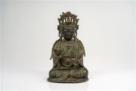 Figura di Guanyin in bronzo a patina scura con tracce di doratura. Cina, dinastia Ming, secolo XVII