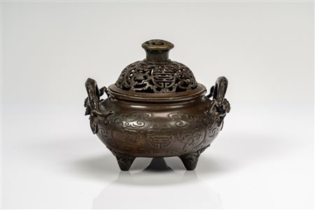 Grande incensiere in bronzo cesellato, decorato a rilievo con draghi, con anse a guisa di qilin e coperchio traforato, recante marchio apocrifo Xuande. Cina, secolo XIX