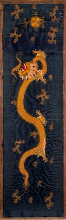 Pannello in seta ricamata raffigurante un drago in fili dorati su fondo blu con nuvole stilizzate. Cina, secolo XIX