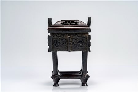 Incensiere in bronzo “fang ding” decorato a motivi taotie, con coperchio e base lignea di epoca successiva. Cina, inizi secolo XIX