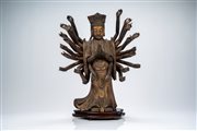Grande figura stante in legno intagliato, laccato e dorato, raffigurante Guanyin dalle Mille Braccia, su base lignea di epoca successiva. Cina, secolo XVII