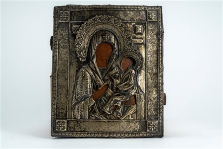Icona su tavola raffigurante la Madre di Dio Odighitria con riza in argento. Russia, probabilmente fine XIX secolo
