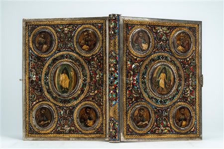 Coperta doppia di Evangeliario in argento cesellato e smalti policromi cloisonné, decorata con miniature entro medaglioni raffiguranti la Discesa di C […]