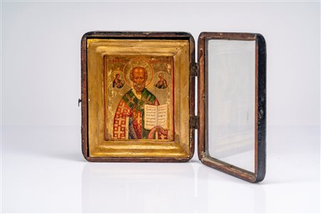 Icona a tempera e fondo oro su tavola raffigurante san Nicola Taumaturgo tra Cristo e la Vergine con il velo della protezione (Pokrov), entro teca lig […]