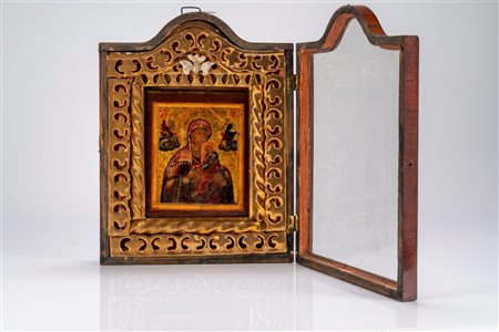 Icona a fondo oro e tempera su tavola raffigurante la Madonna della Passione, entro cornice lignea traforata e dorata, custodita in teca con cimasa mo […]