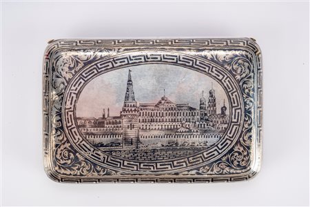 Scatola portasigarette in argento niellato con coperchio decorato da veduta di San Pietroburgo entro medaglione. San Pietroburgo, fine XIX secolo
