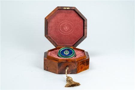 Scatola con coperchio in argento e smalti guilloché verde e blu con fascia di monetine incassate. San Pietroburgo, circa 1873–1898