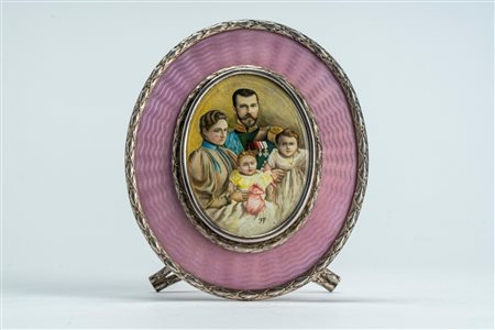 Cornice portafoto con cavalletto in argento con bordura cesellata a ghirlanda, all’interno stampa con ritratto di Nicola II, dell’imperatrice Aleksand […]