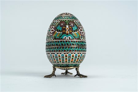 Uovo con coperchio apribile in argento dorato e smalti policromi cloisonné, decorato con galli affrontati e rosoni a rilievo. Mosca, inizio secolo XX