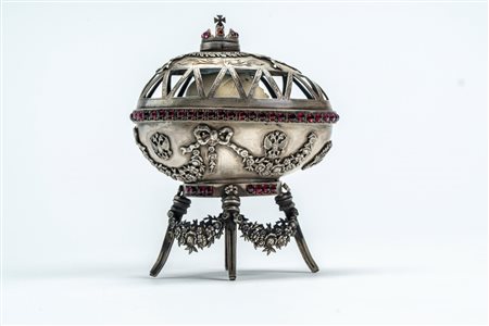 Uovo in argento decorato con festoni, fiocchi, fregi con aquila bicefala imperiale e cabochon. Mosca, secolo XIX