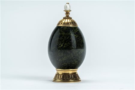 Uovo in nefrite montato in oro 56 zolotniki con base circolare incisa a palmette e finale a pomolo. Russia, fine XIX – inizio XX secolo