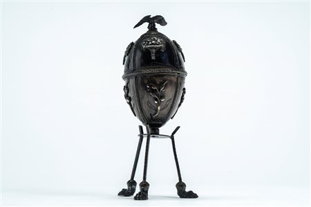 Uovo in argento con coperchio removibile decorato a cesti di fiori e sormontato da aquila ad ali spiegate. Mosca, fine secolo XIX