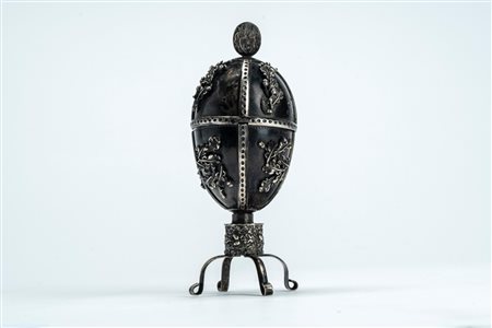 Uovo in argento con coperchio e sostegno a quattro piedini a ricciolo removibili. San Pietroburgo, secolo XIX