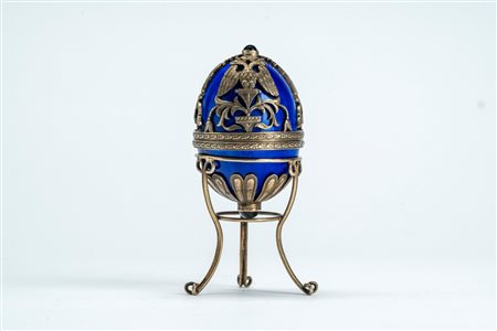 Uovo in argento, argento dorato e smalto guilloché blu con coperchio incernierato. Russia, fine XIX secolo