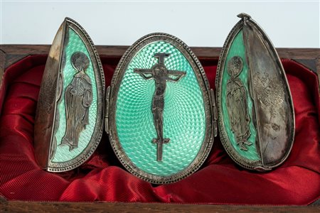 Uovo tripartito in argento e smalti guilloché, cesellato al niello con volute vegetali e aquila imperiale bicipite. Mosca, fine XIX – inizio XX secolo
