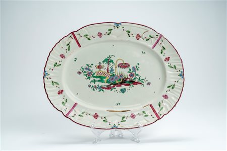 Vassoio ovale in maiolica con decoro “a giardinetto”. Manifattura P. Antonibon–Baccin, Nove, circa 1770