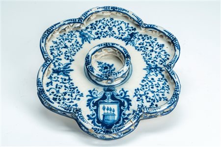 Alzata esalobata con ringhiera traforata in maiolica decorata in monocromia blu cobalto a volute fogliate e stemma. Manifattura di Savona o Albissola, […]
