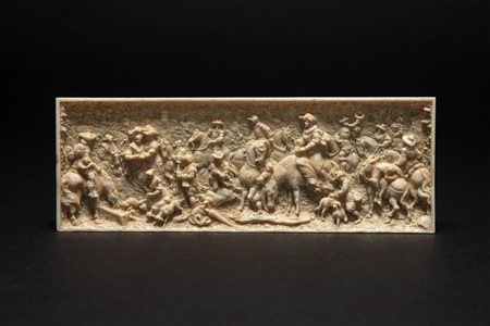 ☼ Placca in avorio finemente intagliato e a rilievo raffigurante battuta di caccia con nobili a cavallo, cani e un castello sullo sfondo. Secolo XVIII […]