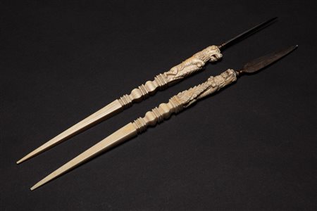 ☼ Un coltellino e un raschino da scriba con lame in acciaio con tracce di doratura alle basi incise e manici in avorio sormontati da leoni rampanti ap […]