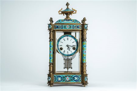 Pendola con cassa in vetro montata in bronzo decorato a smalti policromi. Francia o Austria, fine XIX – inizio XX secolo