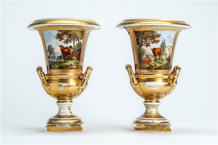 Coppia di vasi biansati ad anfora in porcellana a fondo oro e bordeaux con scene agresti policrome, su basi quadrate. Francia, prima metà secolo XIX