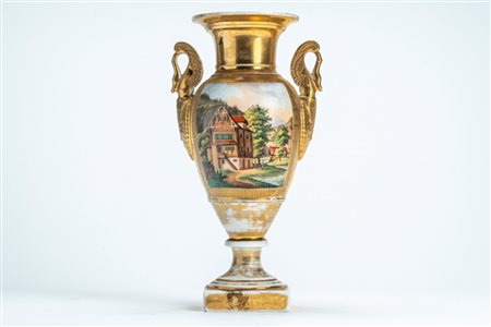 Vaso ovoidale in porcellana a fondo dorato con scene policrome agresti, anse a sfingi alate, su base quadrata dipinta a finto marmo. Francia, prima me […]