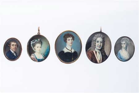 ☼ Lotto di cinque miniature su avorio raffiguranti gentiluomini e gentildonne, due in cornice a pendente, una trasformata a spilla. Tre montate in oro […]